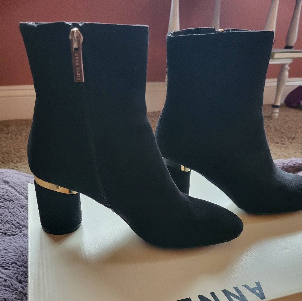 Black suede Anne Klein boots size 6